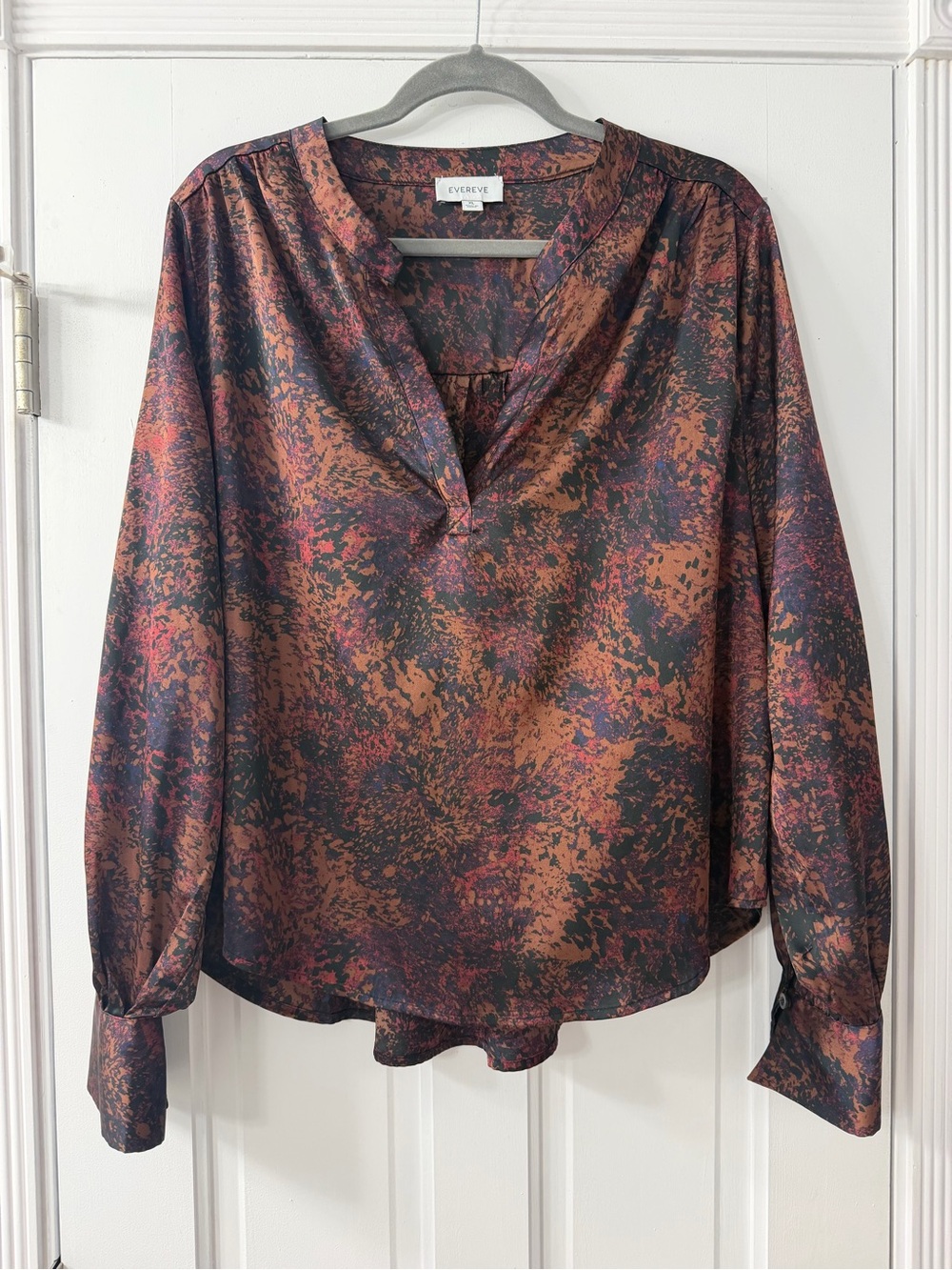 Evereve Multicolor Abstract V-Neck Blouse in Rust and Black